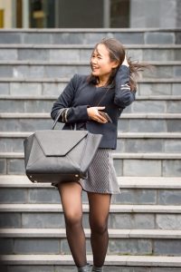 刚出门，就刮来了一股妖风，吓了小熟妇一跳