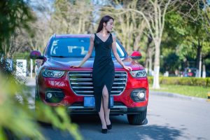 开哈弗的漂亮美女车内展示肉色丝袜美腿