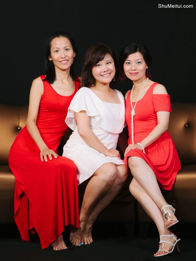 何姐和她的朋友们室内合影有穿高跟的有光脚的[第5张/共13张]