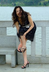 有一双笔直美腿的气质大姐脱掉细高跟高清