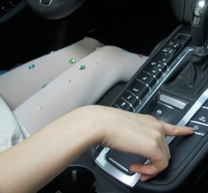 保时捷媳妇穿白色厚裤袜高跟开车