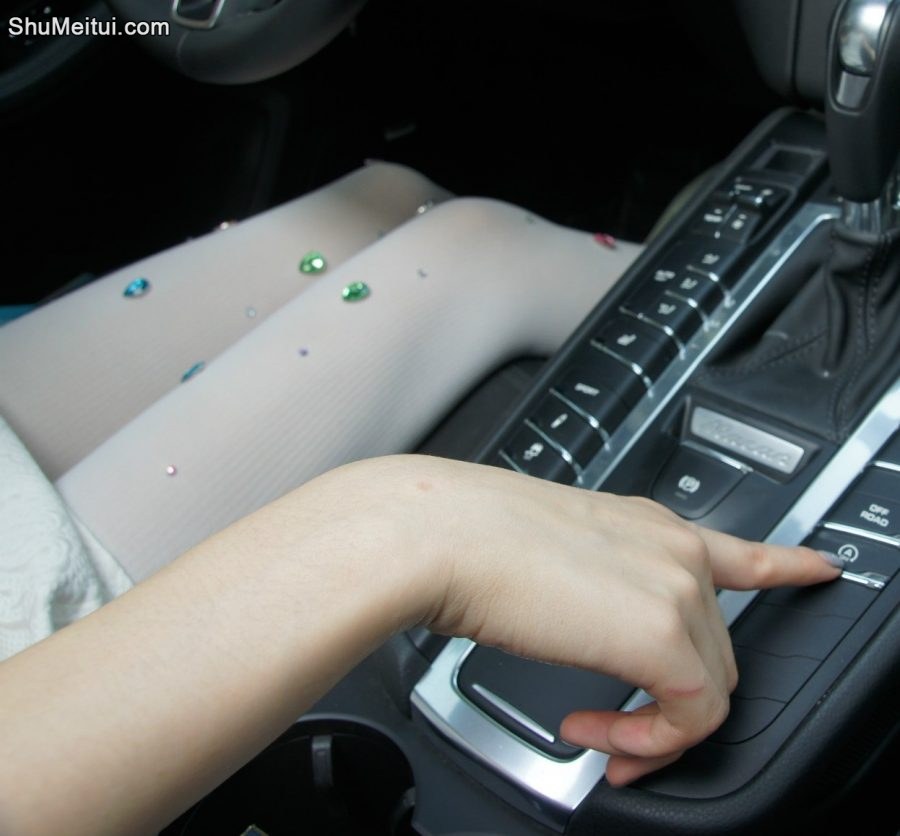 保时捷媳妇穿白色厚裤袜高跟开车[第7张/共9张]