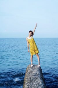 极品人妻在渔村旅行不时露出大腿