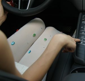 保时捷媳妇穿白色厚裤袜高跟开车