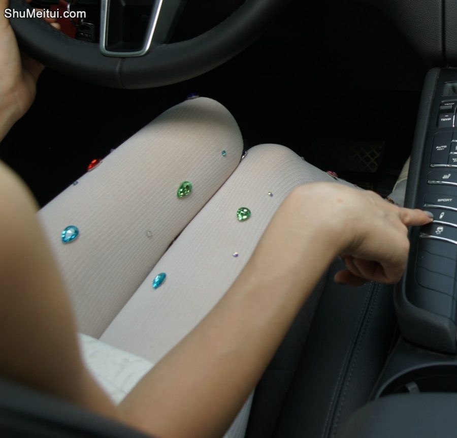 保时捷媳妇穿白色厚裤袜高跟开车[第5张/共9张]
