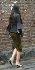 非常漂亮的穿包臀裙的美女，我跟了她好久