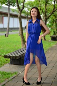 在公园给一位长发姐姐拍照美腿发亮涂了某种液体