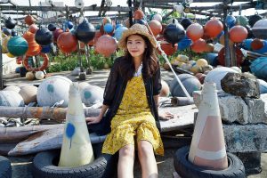 极品人妻在渔村旅行不时露出大腿