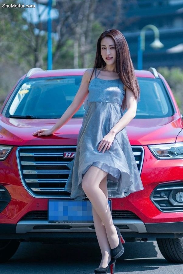 开哈弗的漂亮美女穿肉丝高跟鞋露背车模照片[第1张/共19张]