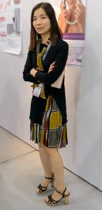 展会上的美少妇，把旁边的老头迷的神魂颠倒