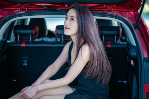 开哈弗的漂亮美女车内展示肉色丝袜美腿