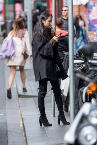 下边偶遇的美女抽烟的动作够诱人