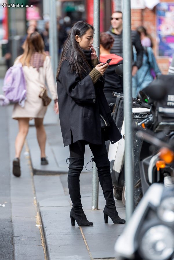 下边偶遇的美女抽烟的动作够诱人[第2张/共3张]