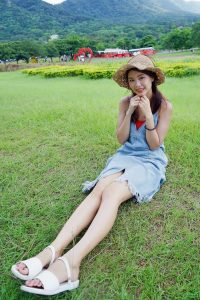 穿平底凉鞋的美腿人妻在巨石阵游玩