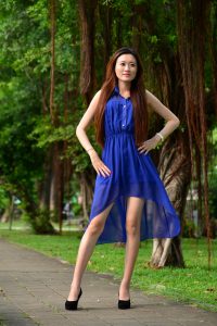 在公园给一位长发姐姐拍照美腿发亮涂了某种液体