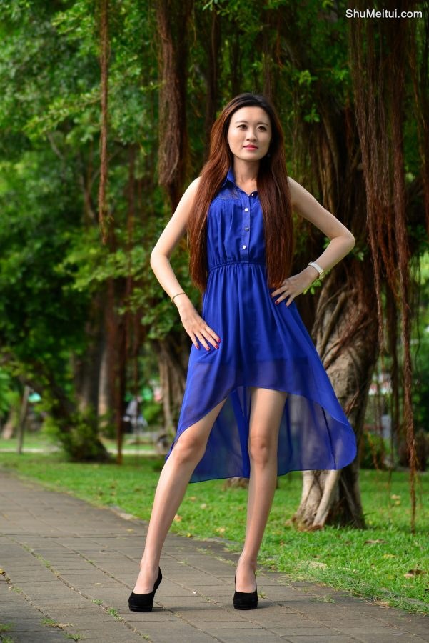 在公园给一位长发姐姐拍照美腿发亮涂了某种液体[第27张/共65张]