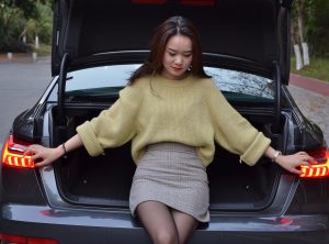 奥迪车内穿黑丝细高跟的嫂子