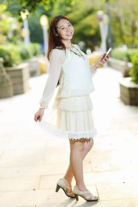 月姐穿短裙露腿外出拍照