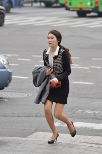 穿着工装的美妇上班要迟到了，得赶紧跑呀