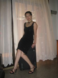 居家熟女在沙发里秀光洁的长腿