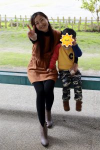 可爱长发美女外出裤袜短靴美腿线条优美