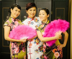 何姐和她的旗袍朋友穿各种各样的旗袍拍照片