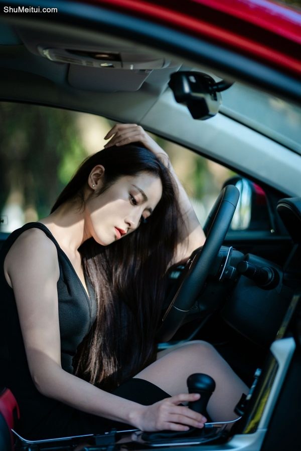 开哈弗的漂亮美女车内展示肉色丝袜美腿[第8张/共32张]