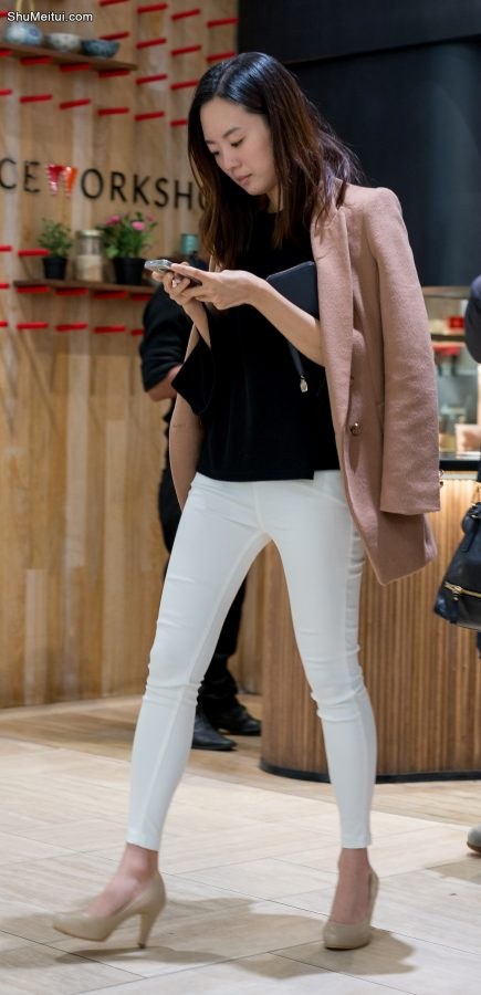 一直盯着手机看的美妇，身材杠杠的好[第5张/共7张]