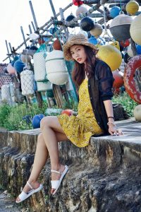 极品人妻在渔村旅行不时露出大腿