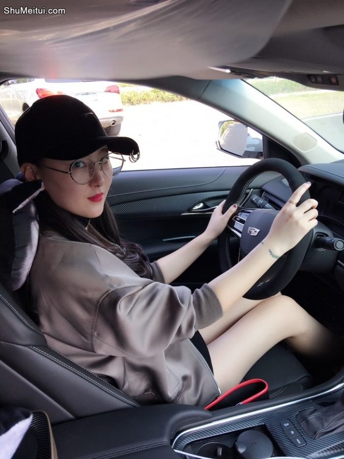 酷帅的美腿眼镜人妻车内秀足[第11张/共18张]