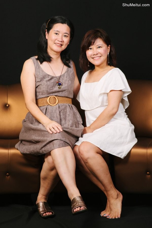 何姐和她的朋友们室内合影有穿高跟的有光脚的[第8张/共13张]