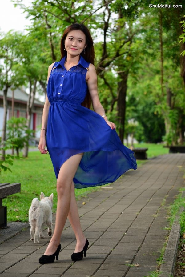 在公园给一位长发姐姐拍照美腿发亮涂了某种液体[第50张/共65张]