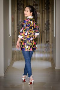 两位闺蜜在家的沙发上狂秀脚丫子