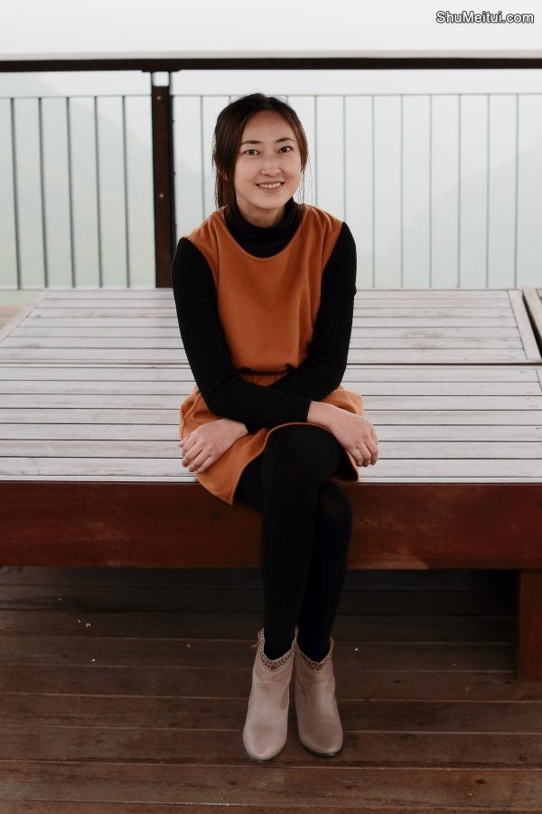 可爱长发美女外出裤袜短靴美腿线条优美[第11张/共12张]