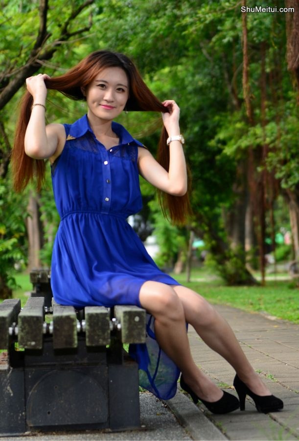 在公园给一位长发姐姐拍照美腿发亮涂了某种液体[第25张/共65张]