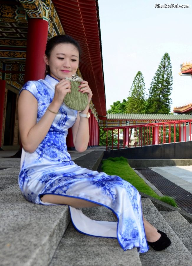 穿高开叉旗袍露大腿的美女微笑时露出小酒窝[第9张/共25张]