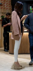 一直盯着手机看的美妇，身材杠杠的好