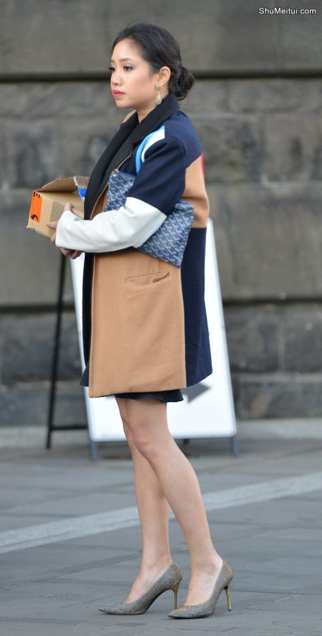 穿高跟鞋的气质美女，刚收了快递[第3张/共4张]