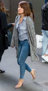 熟妇大姐的牛仔裤完美的勾勒出成熟的曲线，养眼