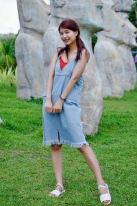 穿平底凉鞋的美腿人妻在巨石阵游玩