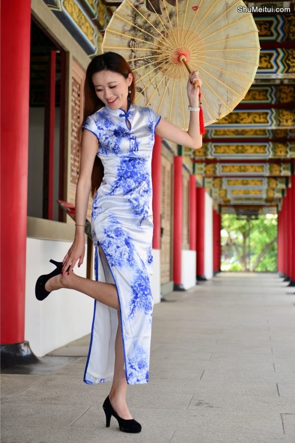 穿高开叉旗袍露大腿的美女微笑时露出小酒窝[第25张/共25张]