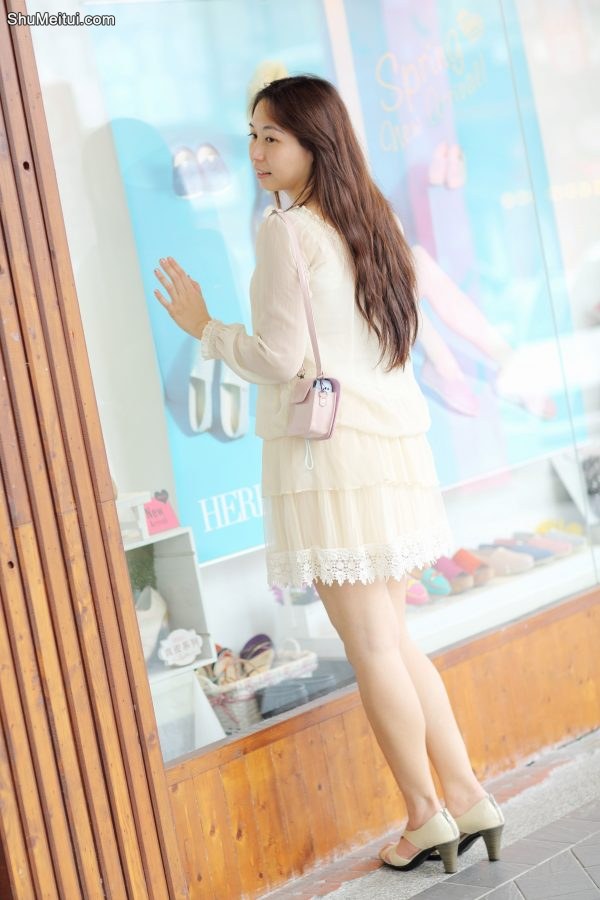 月姐穿短裙露腿外出拍照[第21张/共29张]