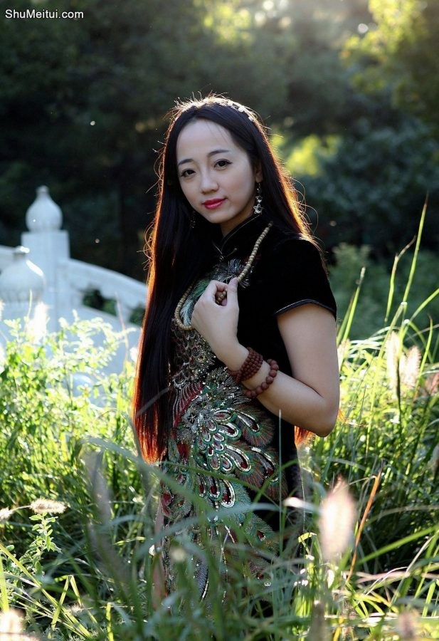 给一位气质美姐拍照，黑色短旗袍美腿性感[第14张/共19张]