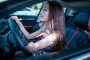 开哈弗的漂亮美女穿肉丝高跟鞋露背车模照片