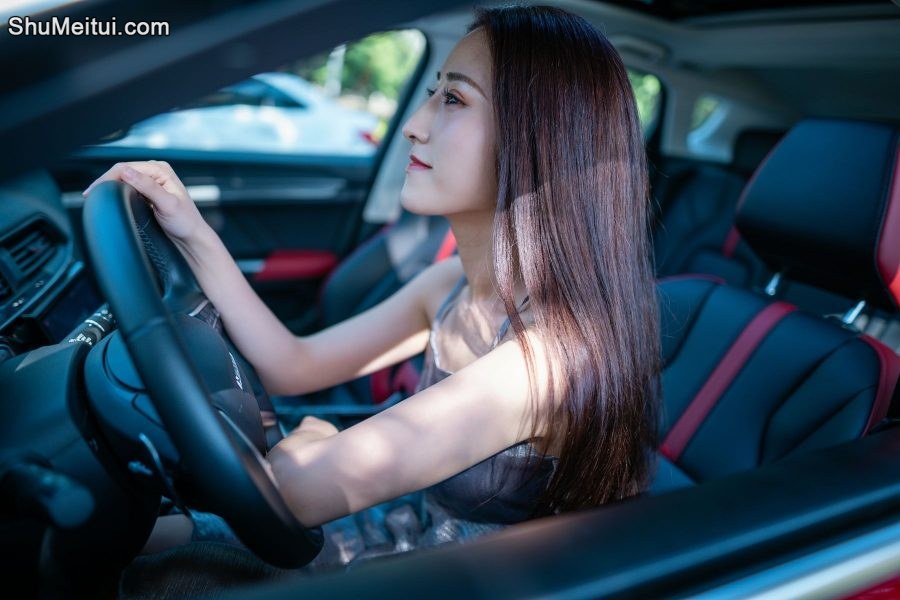 开哈弗的漂亮美女穿肉丝高跟鞋露背车模照片[第17张/共19张]