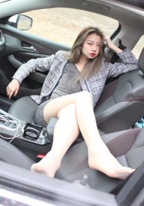 性感人妻车内肉丝露红内+黑丝旗袍