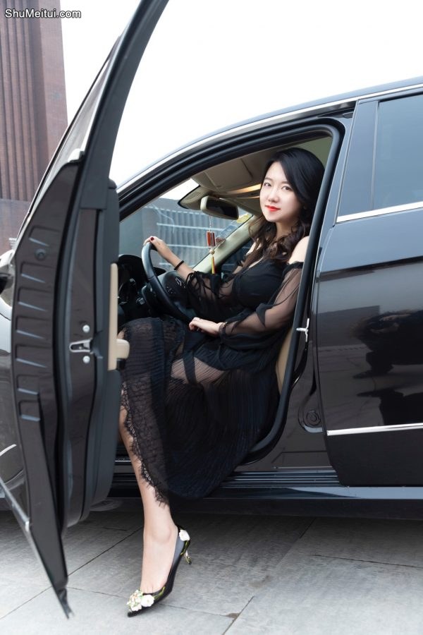 一个穿高跟鞋开奔驰的美腿女郎[第14张/共15张]