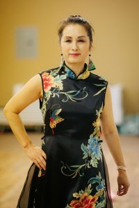 何姐和她的旗袍朋友穿各种各样的旗袍拍照片