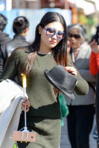 妙龄美妇来庙会凑热闹，长的真是不赖