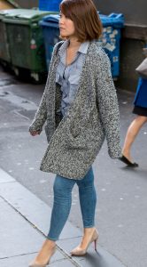 熟妇大姐的牛仔裤完美的勾勒出成熟的曲线，养眼